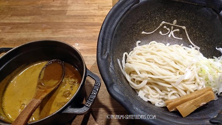 モツがうまい!神戸三宮にある「北野坂 奥」で念願のカレーつけめん