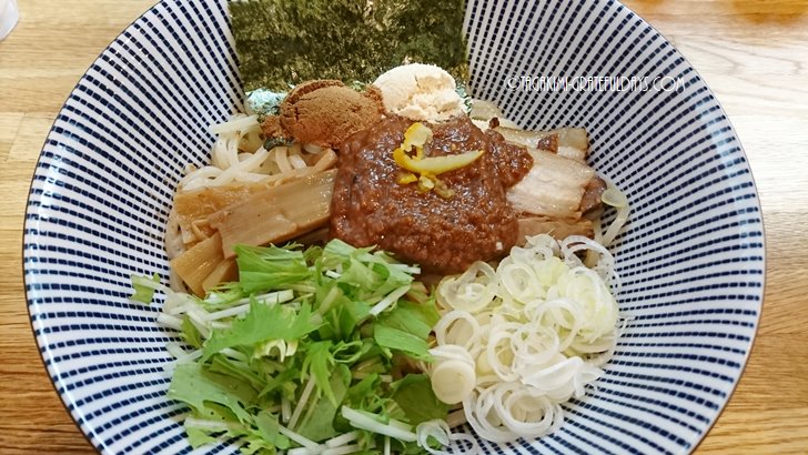 甲東園で麺屋なる戸の油そばを食べる!スープを卵かけご飯にかけると美味しい