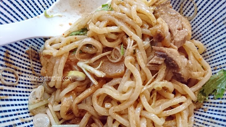 甲東園で麺屋なる戸の油そばを食べる!スープを卵かけご飯にかけると美味しい