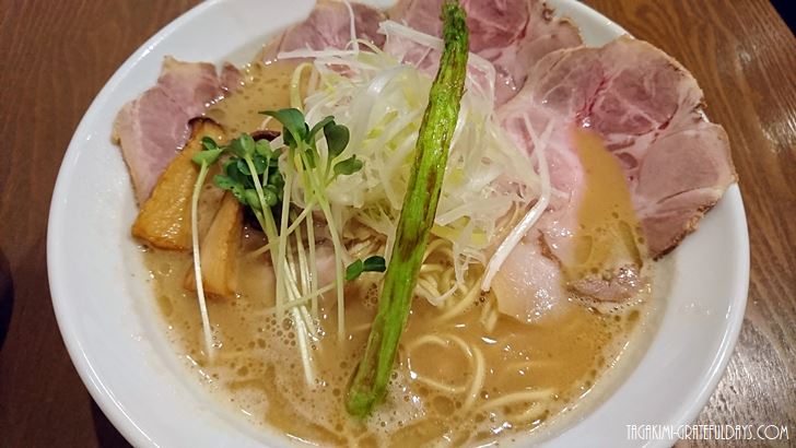 濃厚鳥ポタスープ!麺チキンヒーローの極濃は濃い味が好きな人にはたまらない